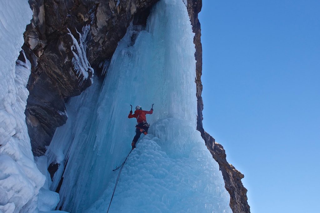 guide-alpine-ice-climbing-ice-thriller